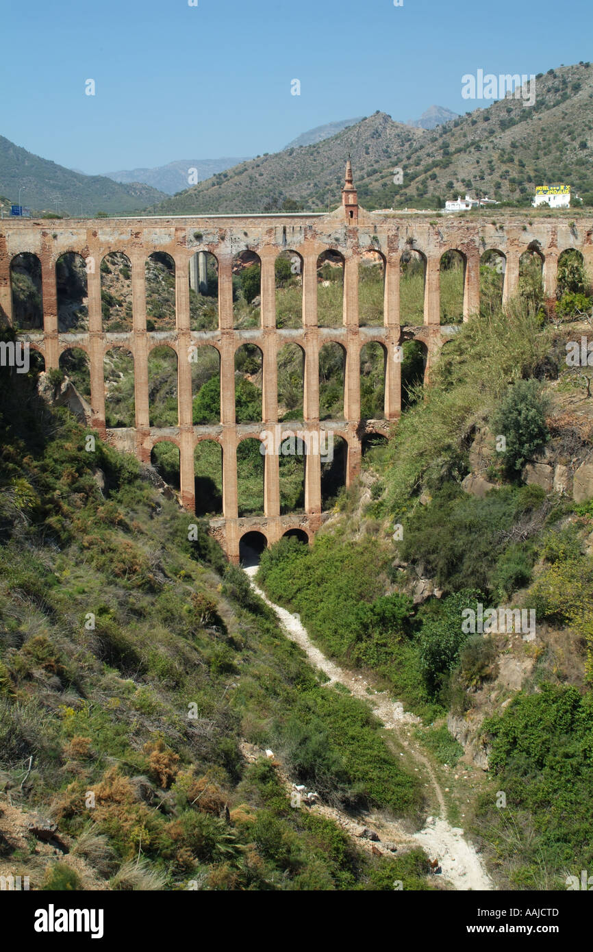 Wasser-Viadukt in Nerja Spanien Europa Südeuropa. Historischen Kanal zum Wassertragen in die Stadt. Stockfoto