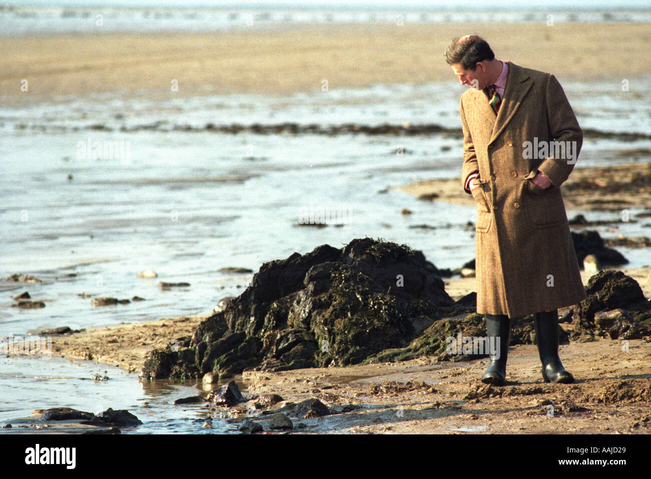 HRH Charles Prince Of Wales Inspektion Ölverschmutzung am Strand von West Winkel Bay Pembrokeshire West Wales UK Stockfoto