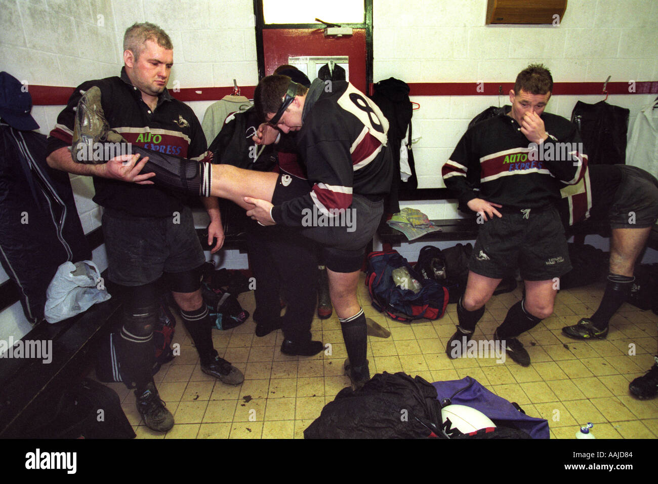 Rugby-Spieler Protze mit stretching-Übungen in der Umkleidekabine vor einem Spiel South Wales UK Stockfoto