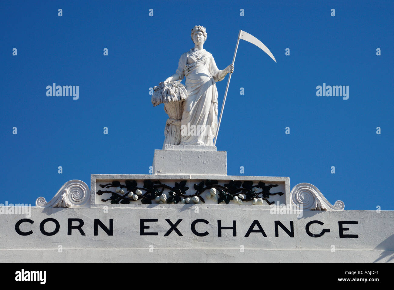 Statue auf Mais Börsengebäude in den Pantiles Tunbridge Wells Kent England Stockfoto