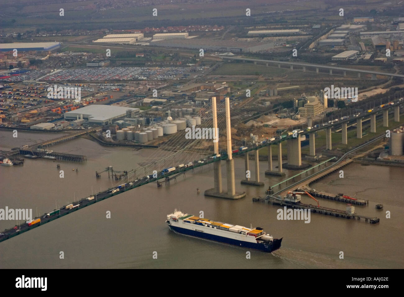 Morgen-Verkehr auf der Autobahn M25 auf der Queen Elizabeth-Brücke über den Fluss Themse hinunter Aerial Fotografieren von Kapital Stockfoto