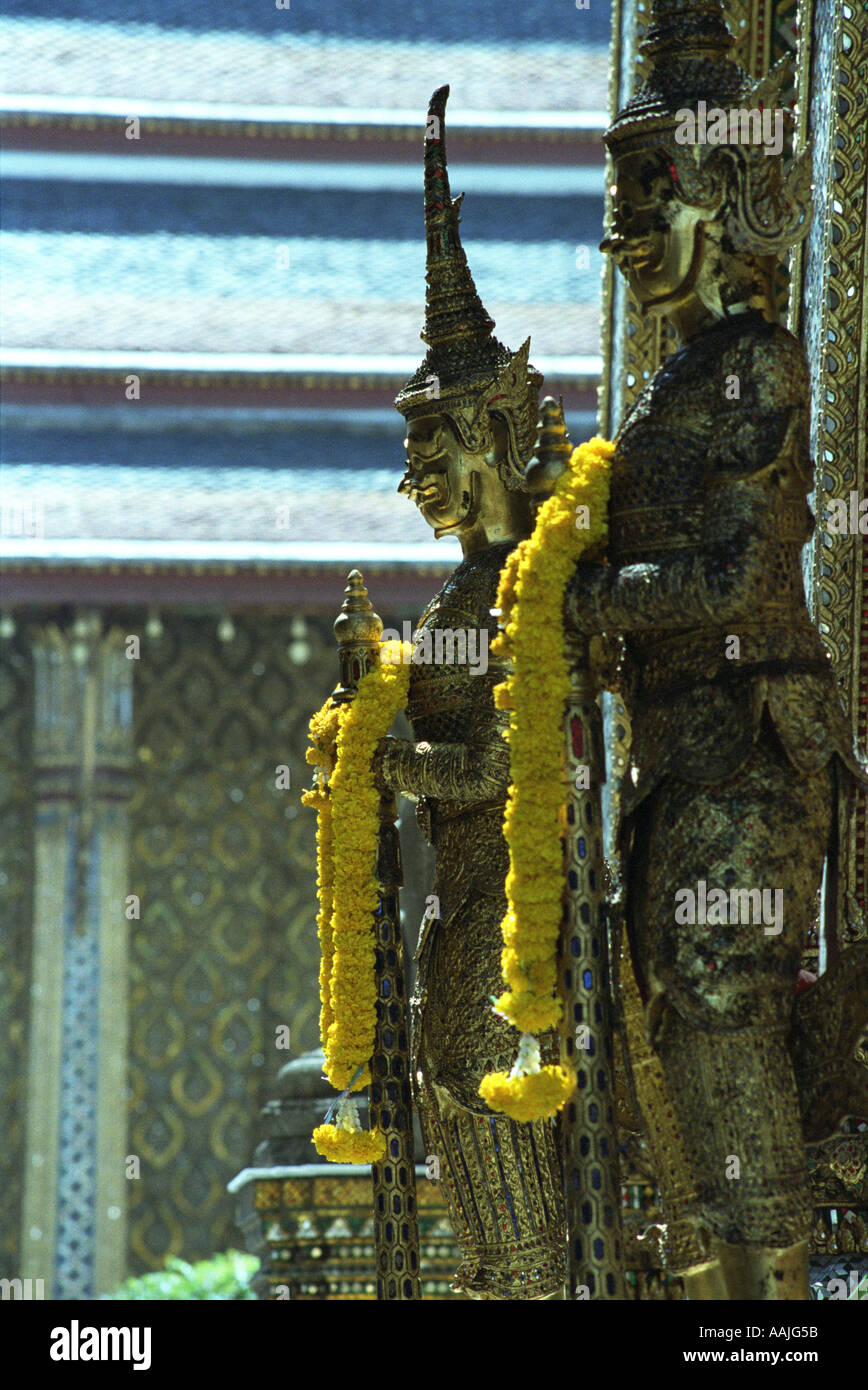 Details zu den Wat Pra Kheo großen Palast Bangkok Thailand Statue Tempelwächter Girlandes Blume Stockfoto
