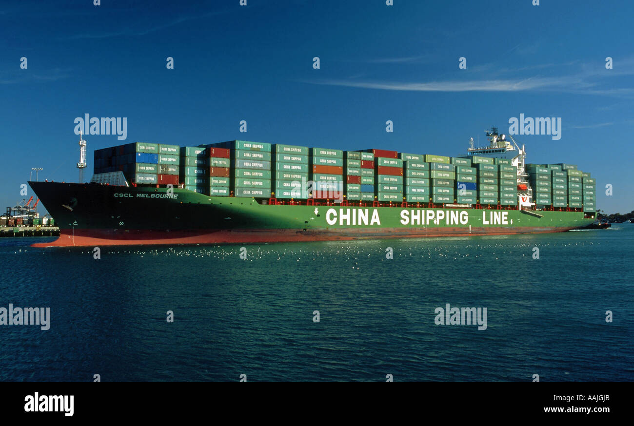 China Shipping Container-Schiff ankommen durch den Hauptkanal im Hafen von San Pedro, Los Angeles, Kalifornien Stockfoto