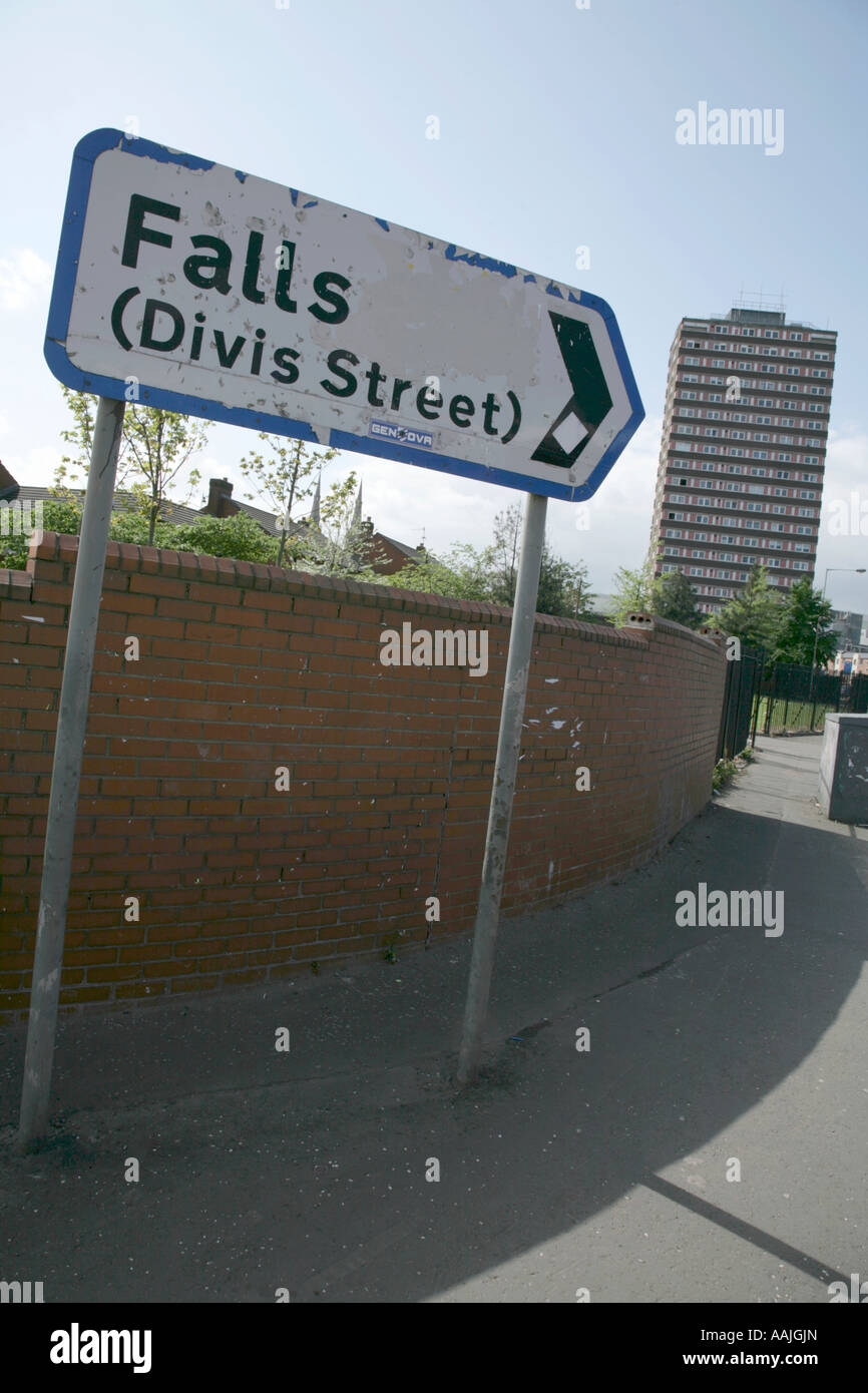 Straßenschild auf der Falls Road Bereich und Divis Straße Wohnungen, Belfast, Nordirland. Stockfoto