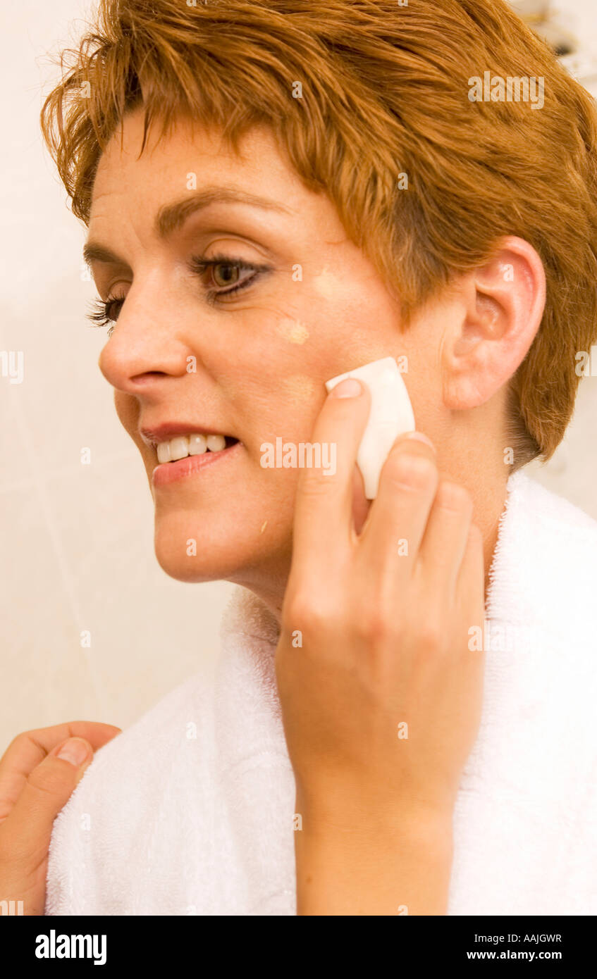 Nahaufnahme des Nahen kaukasischen Frau im Alter von (35-40) Anwendung von  Make-up, Gesicht, immer bereit zu gehen, Kosmetik Stockfotografie - Alamy