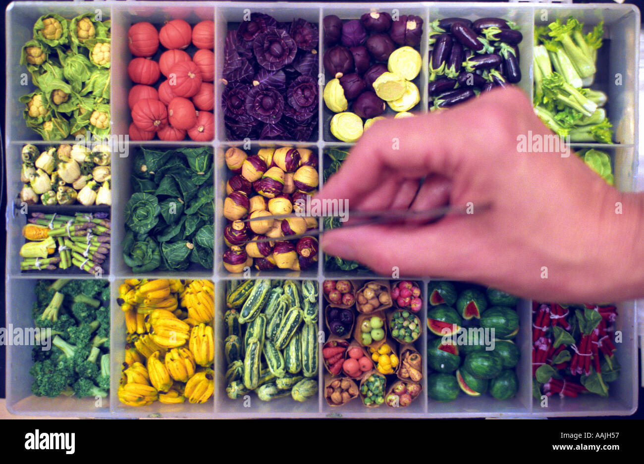 Miniatur-Obst und Gemüse zum Verkauf an eine Miniatur fair Bild von Andrew Hasson 13. April 2005 Stockfoto