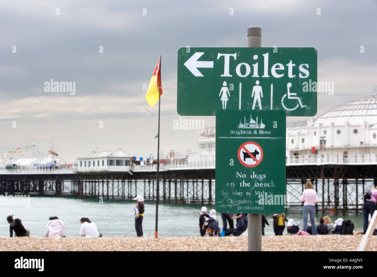 Toiletten und keine Hunde mit Brighton Pier hinter England unterzeichnen Stockfoto