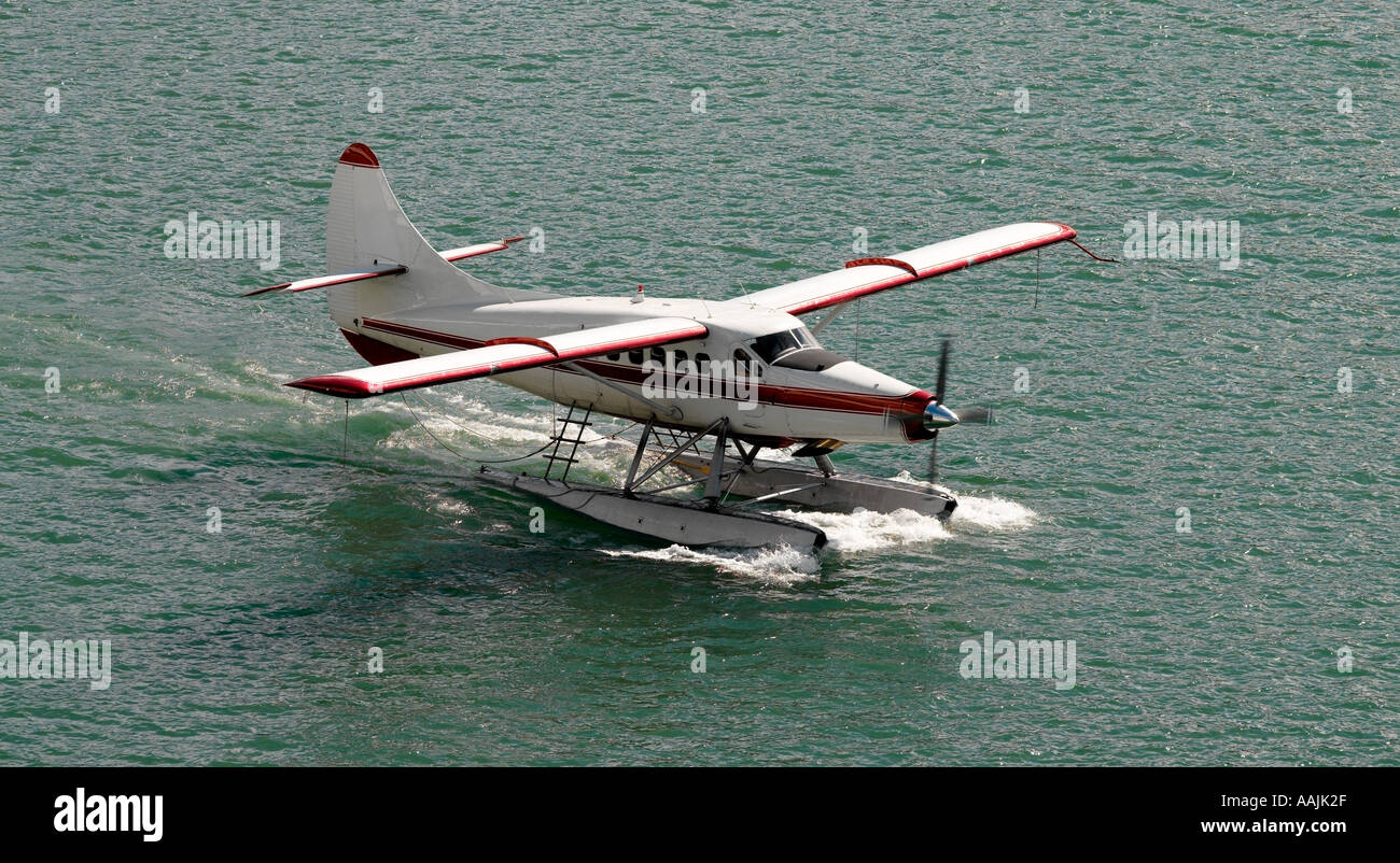 Wasserflugzeug landet auf einem See in Alaska Stockfoto