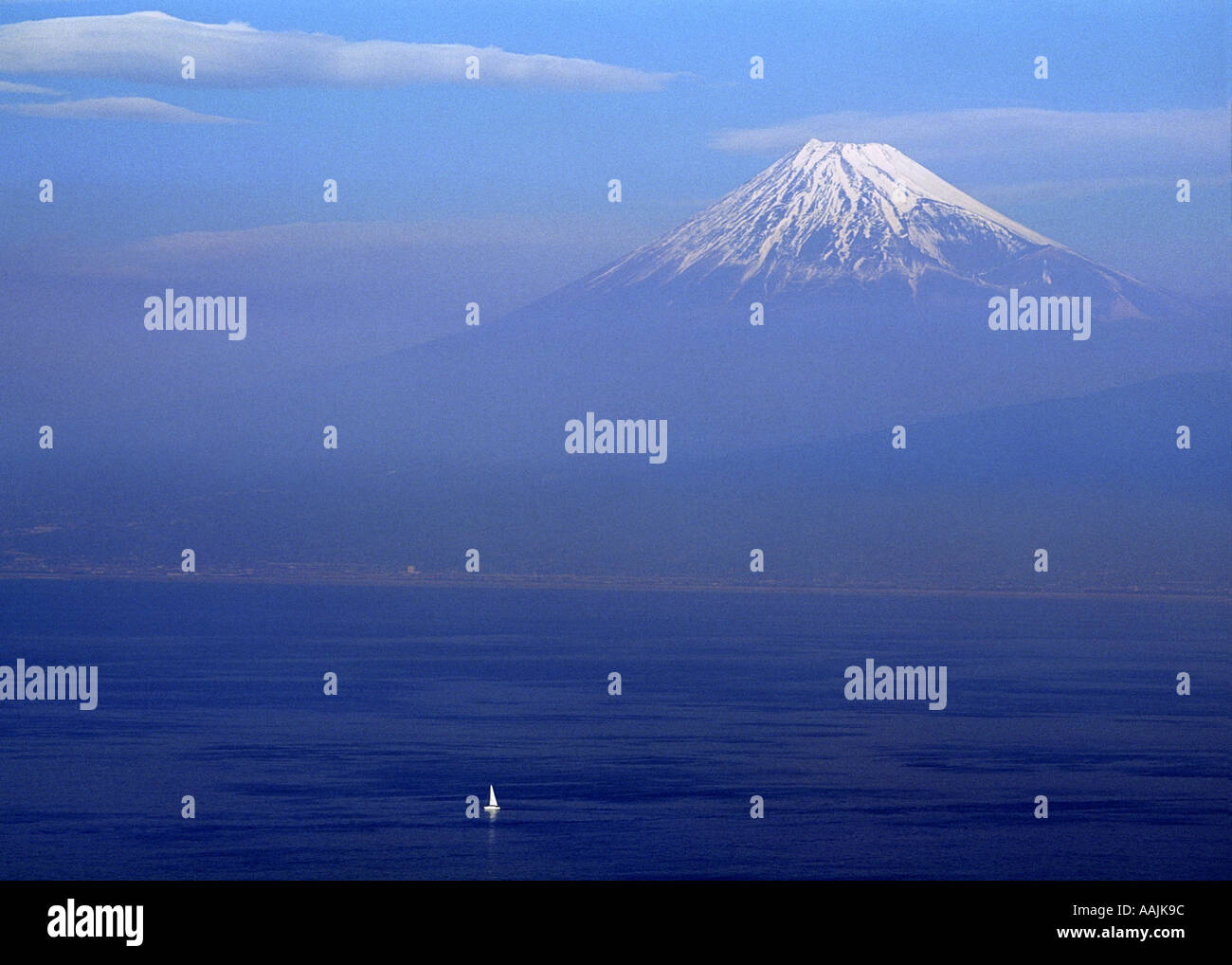 Mt. Fuji und ein Segelboot auf Suguru Bucht betrachtet von Izu Shizuoka Japan Stockfoto