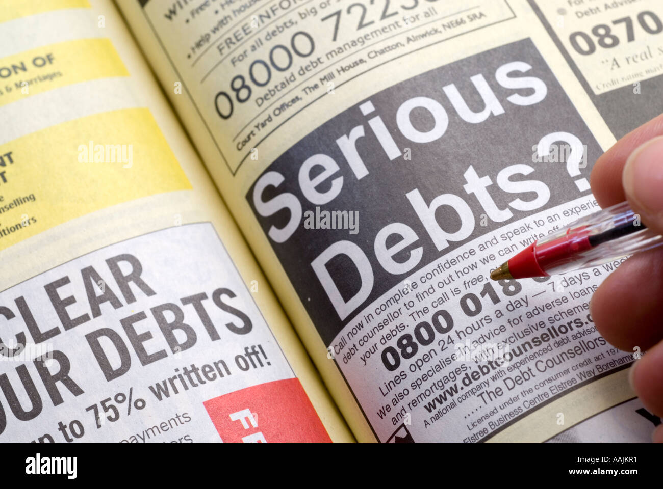 Schwere Schulden Werbung im Branchenbuch England UK Stockfoto