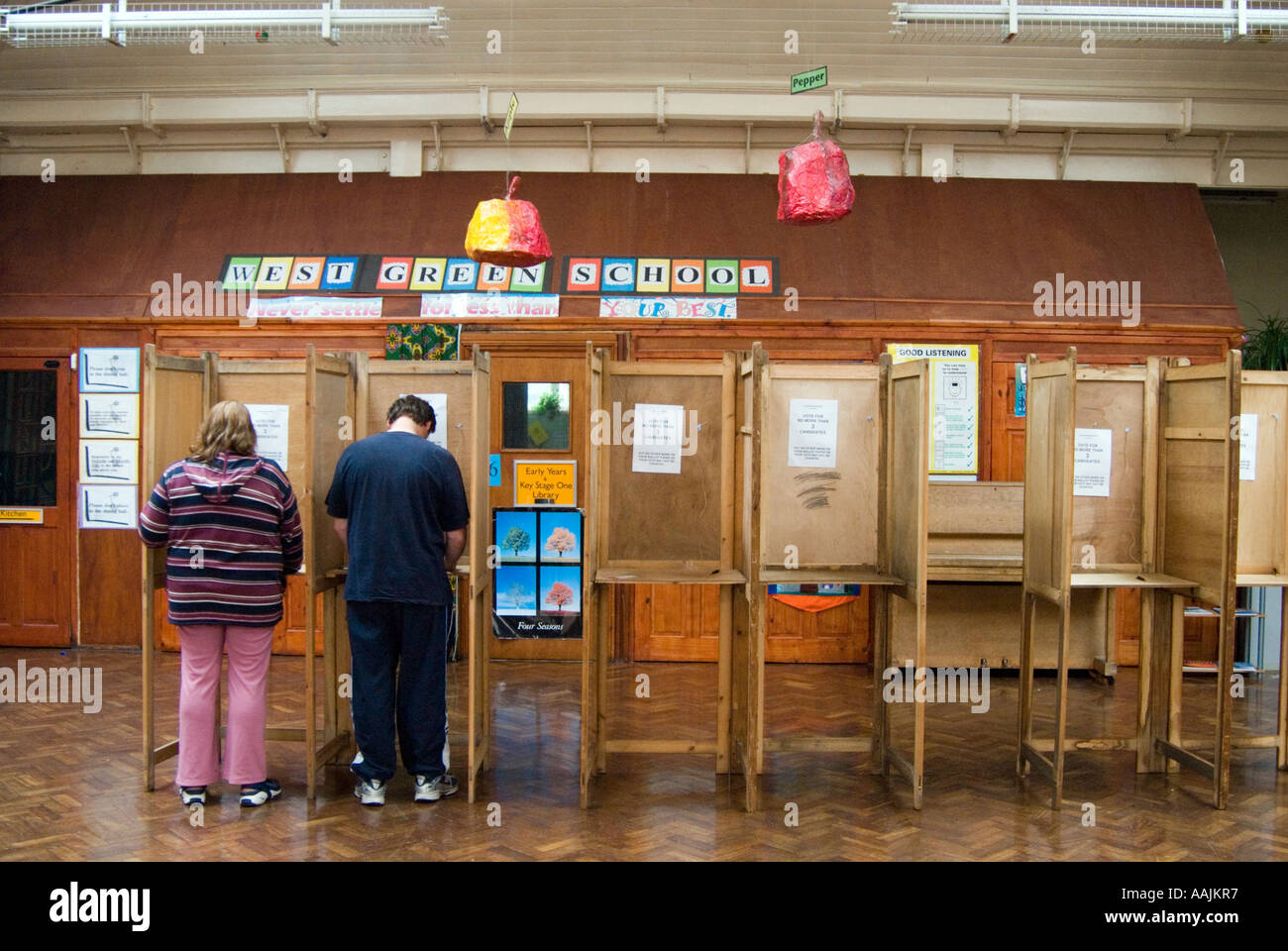 Menschen, die Abstimmung bei den Kommunalwahlen im Wahllokal in Haringey, London, England, UK Stockfoto