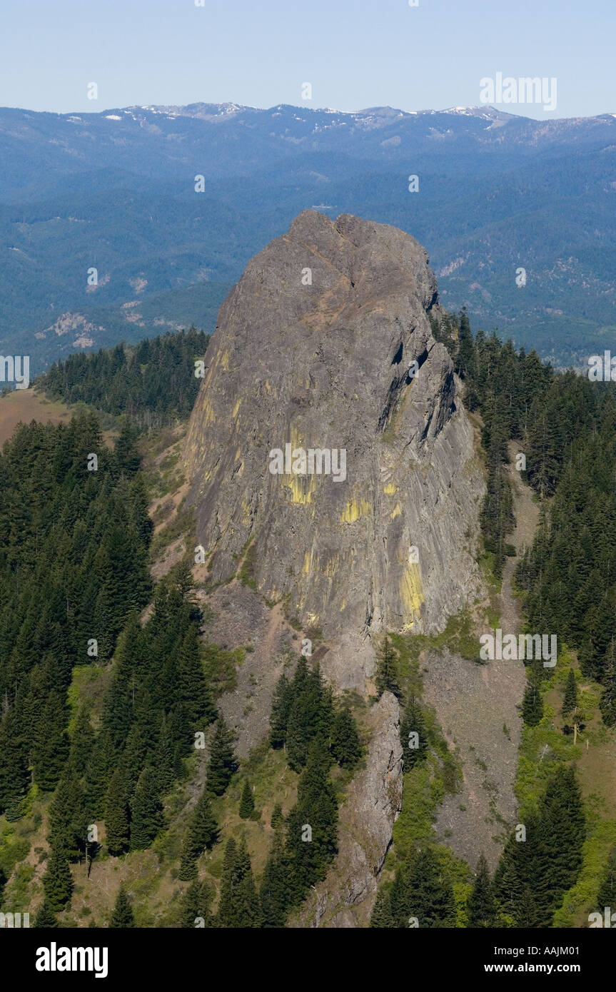 PILOT ROCK, alte vulkanische Stecker, 5908 Fuß hoch, Antenne, Cascade-Siskiyou National Monument, OREGON USA Stockfoto
