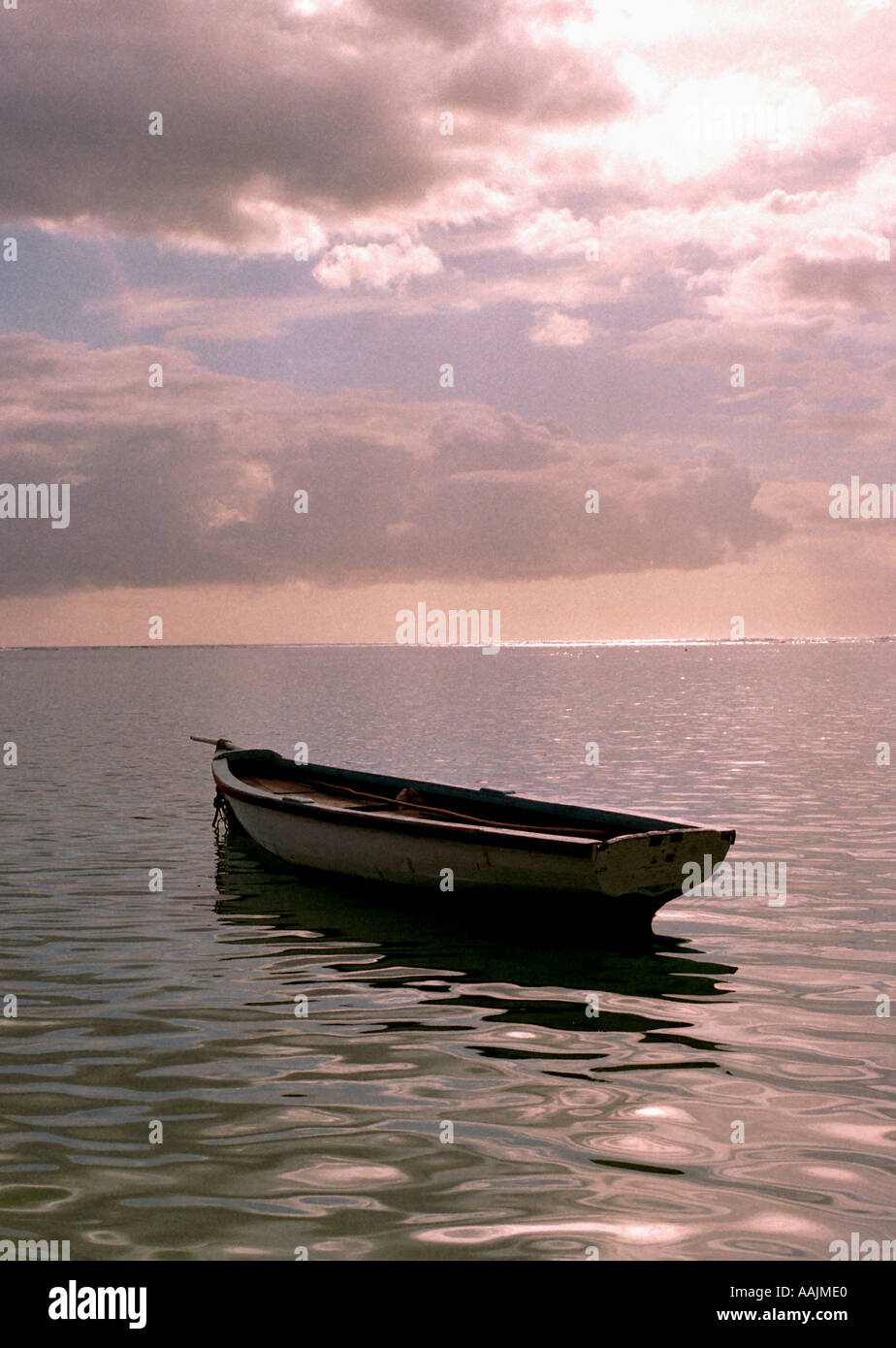 Einsames Boot am Sonnenuntergang Sonnenuntergang Mauritius Stockfoto