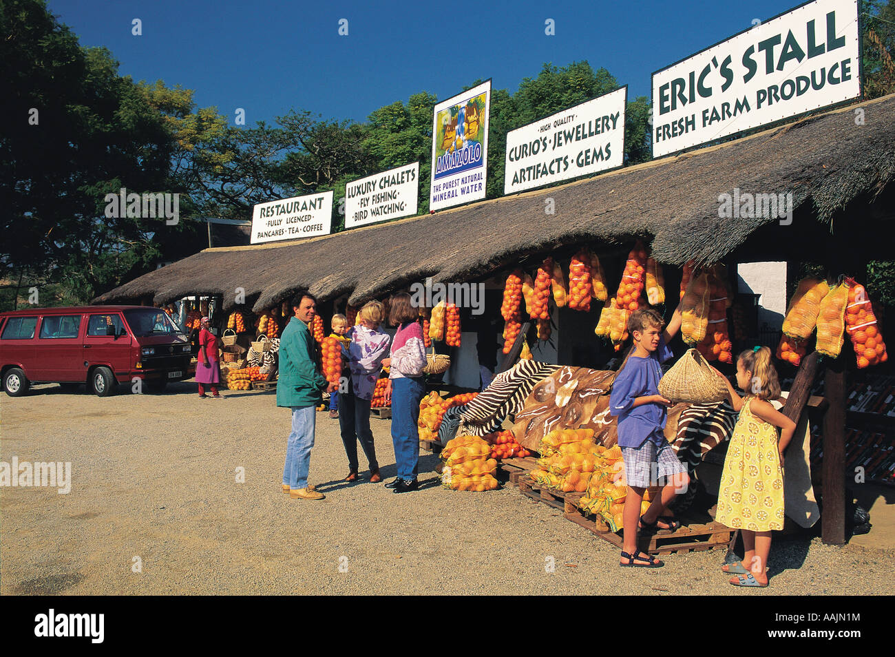 Weiße Familie einkaufen bei einem Obst-Stall in der Nähe von Nelspruit Mpumalanga Südafrika Stockfoto