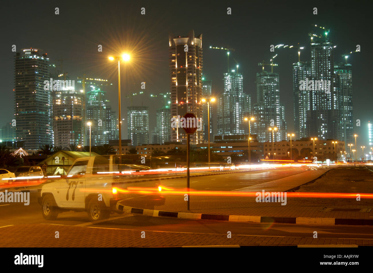 Baustelle am Sheik Zayed Road Dubai bei Nacht mit Auto Heck Lichtspuren Stockfoto