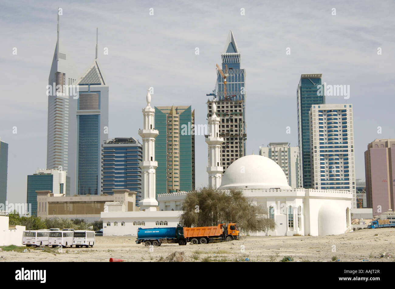 Emirates Tower und Minarette auf Skyline von Dubai Stockfoto