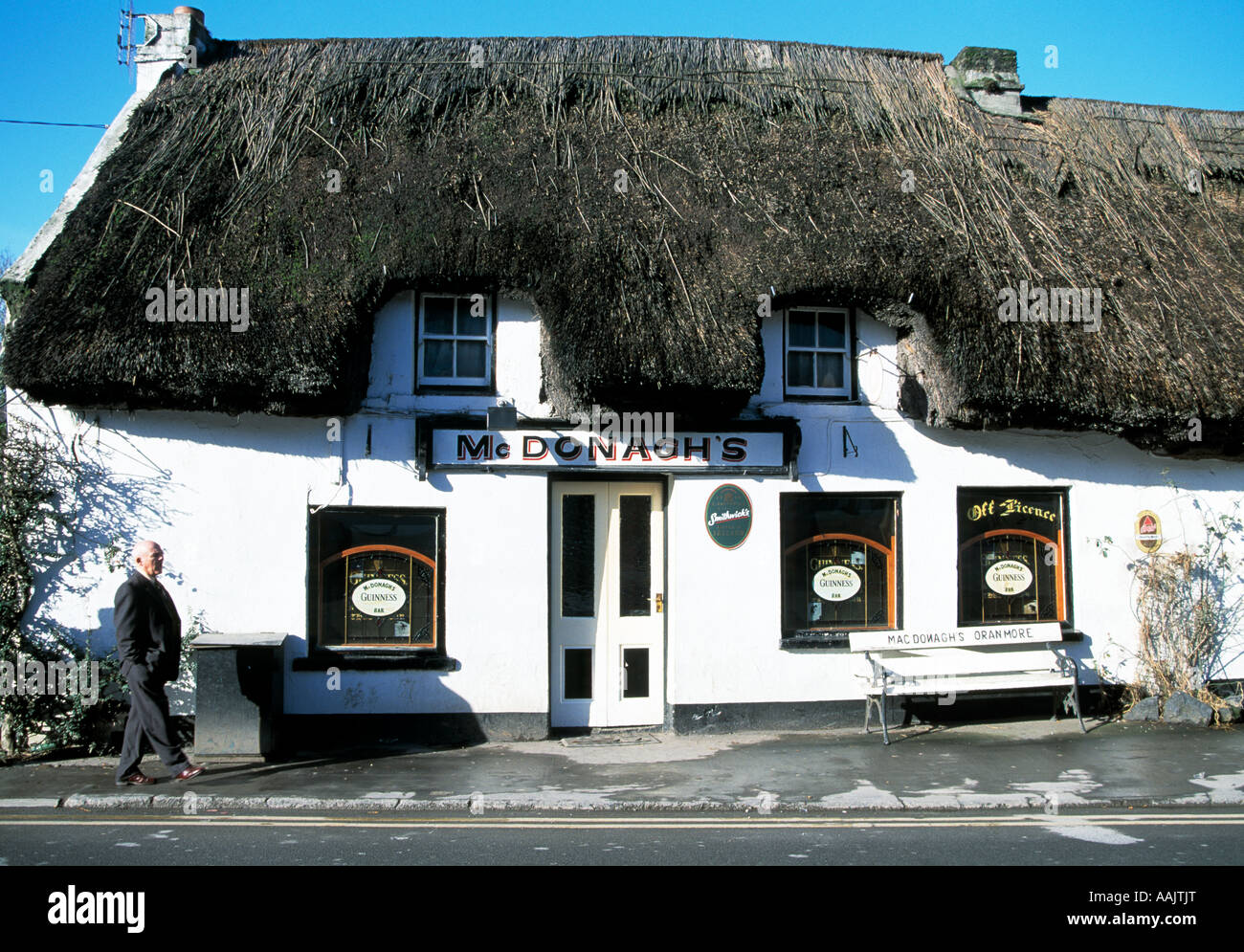 Oranmore, County Galway, Irland, alten traditionellen strohgedeckten überdachten Pub Bar Shop im ländlichen Irland, Stockfoto