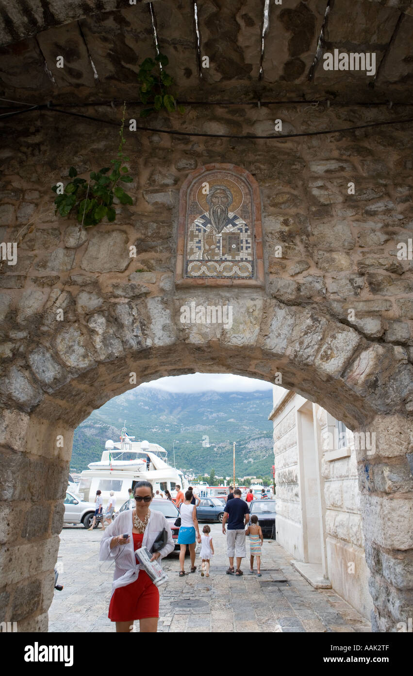 Stadttor mit Plaque Budva Montenegro Stockfoto
