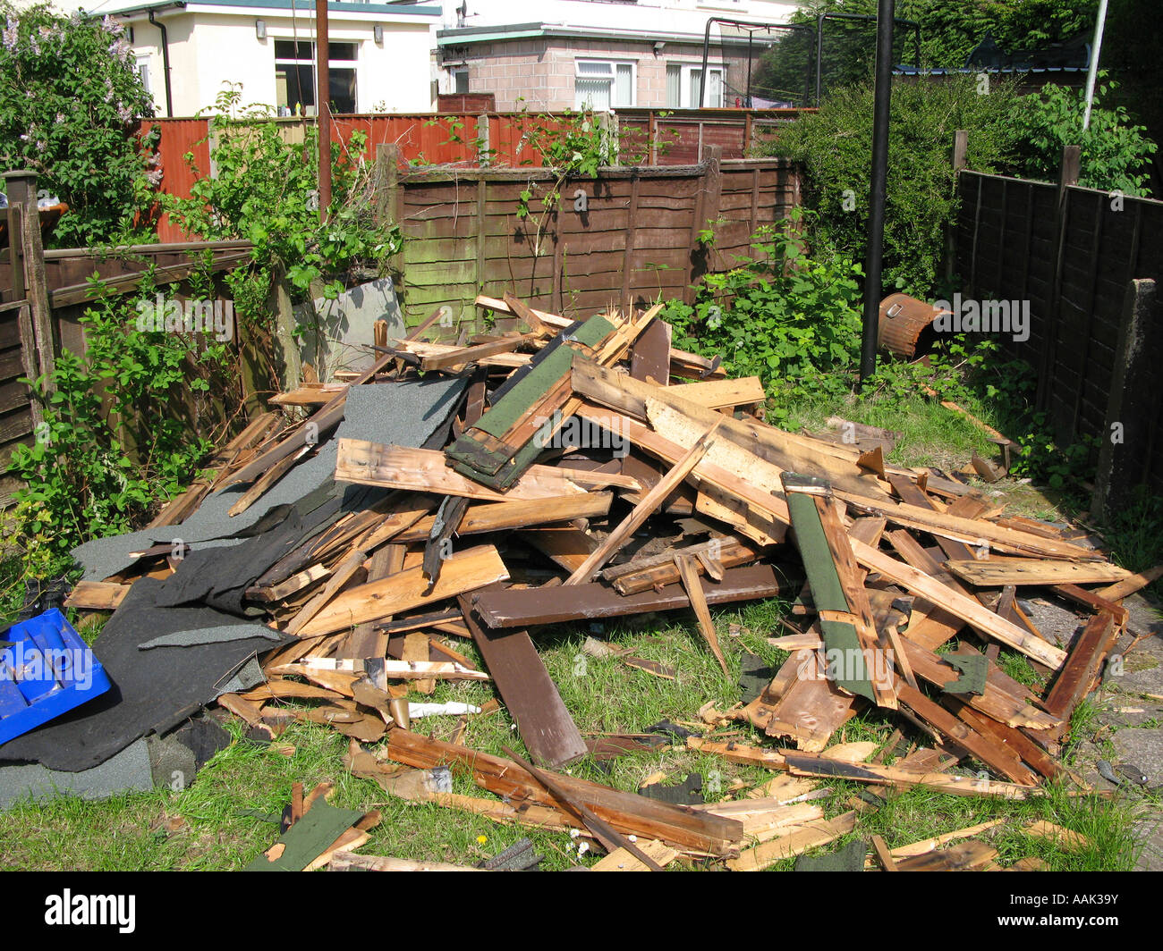 Schuppen Sie im Garten hinter dem Haus Doppelhaus Haus UK abgerissen Stockfoto