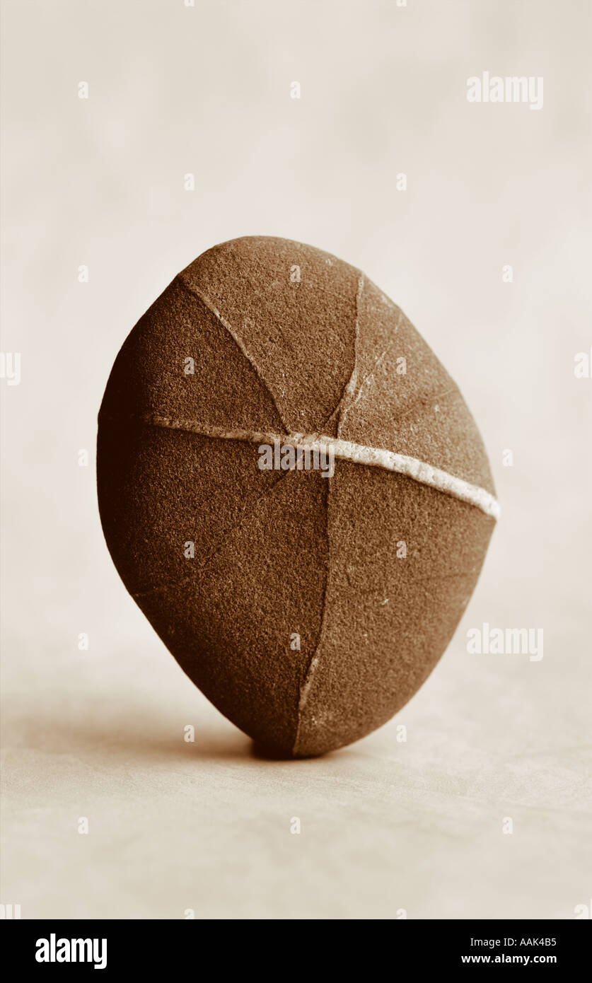 Einfachen Stein mit Linien, die durch Kiesel Stockfoto