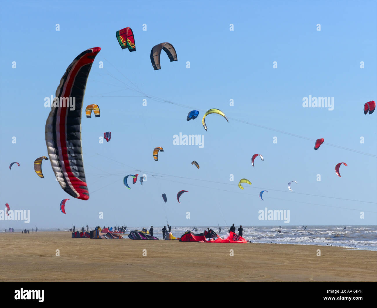 Extremsport Kite Boarding & Buggy Segeln Stockfoto
