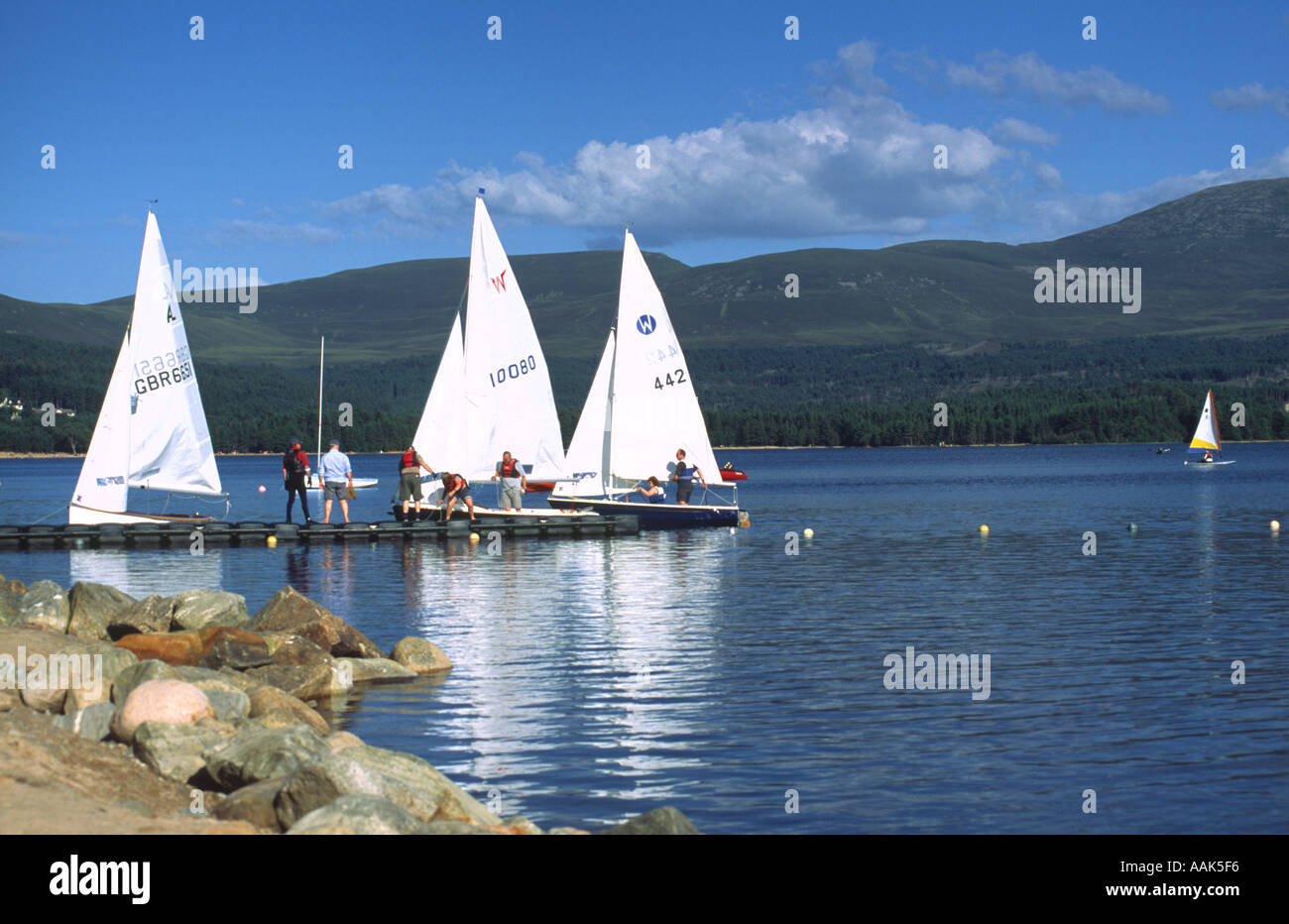 Segelschiffe, die wieder in die Anlegestelle am Loch Morlich Cairngorms Schottland Stockfoto