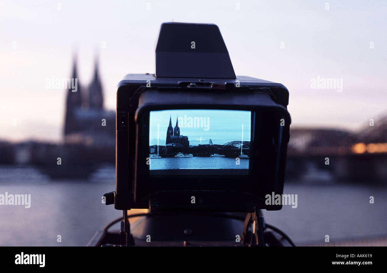 Kölner Dom und Rhein gesehen durch den Monitor eine TV-Kamera filmt einen Bericht über den Klimawandel ändern Stockfoto