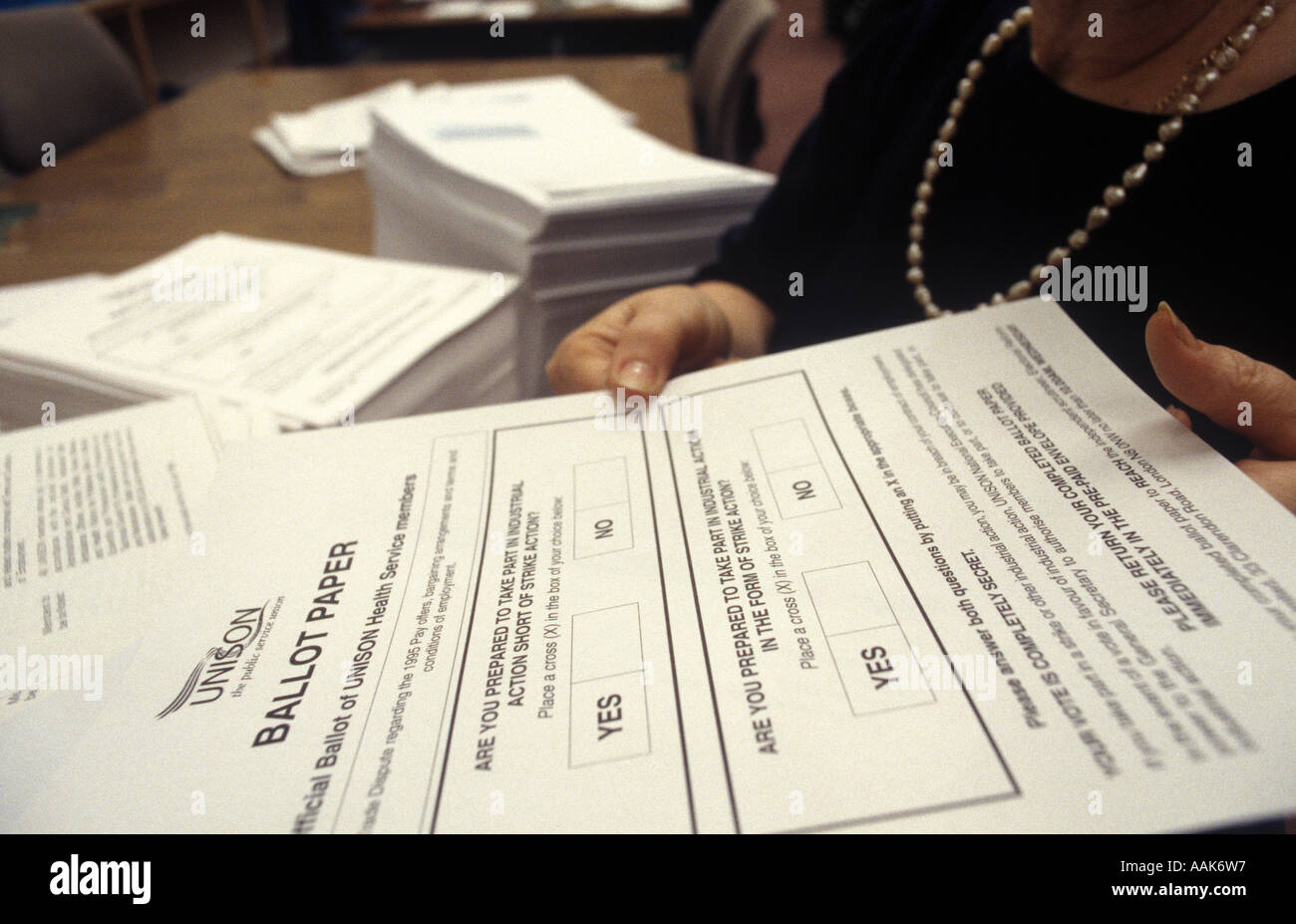 Eine Frau bereitet Stimmzettel für die Abstimmung über Arbeitskampfmaßnahmen von Mitgliedern der Gewerkschaft UNISON, London, UK. Stockfoto