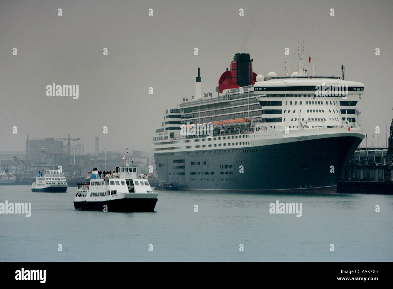 Queen Mary 2 Schiff in Southampton Docks vorbeikam Touristenschiffe tour Stockfoto