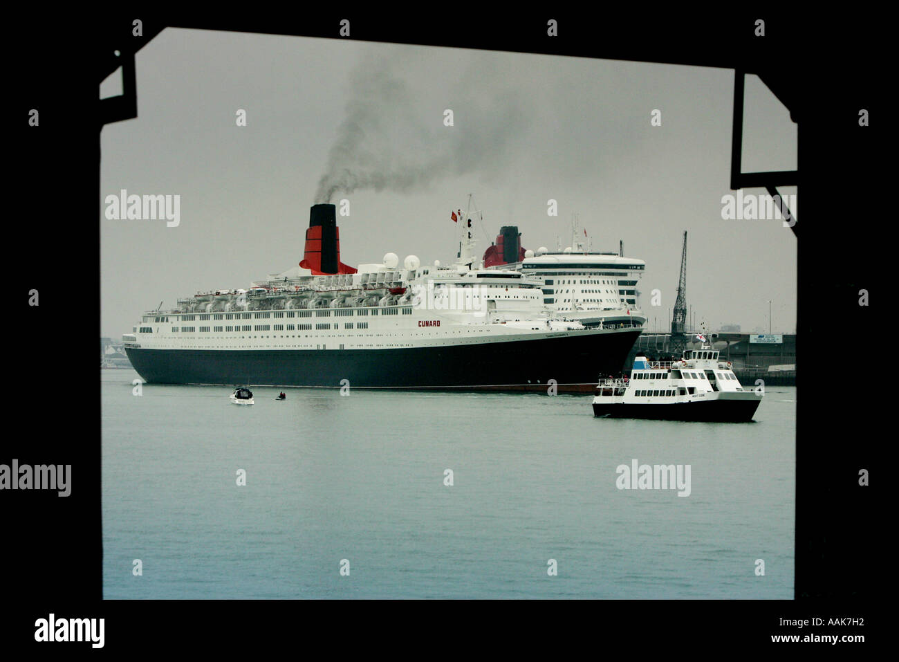 Qe2 übergibt qm2 an den Southampton Docks england Stockfoto