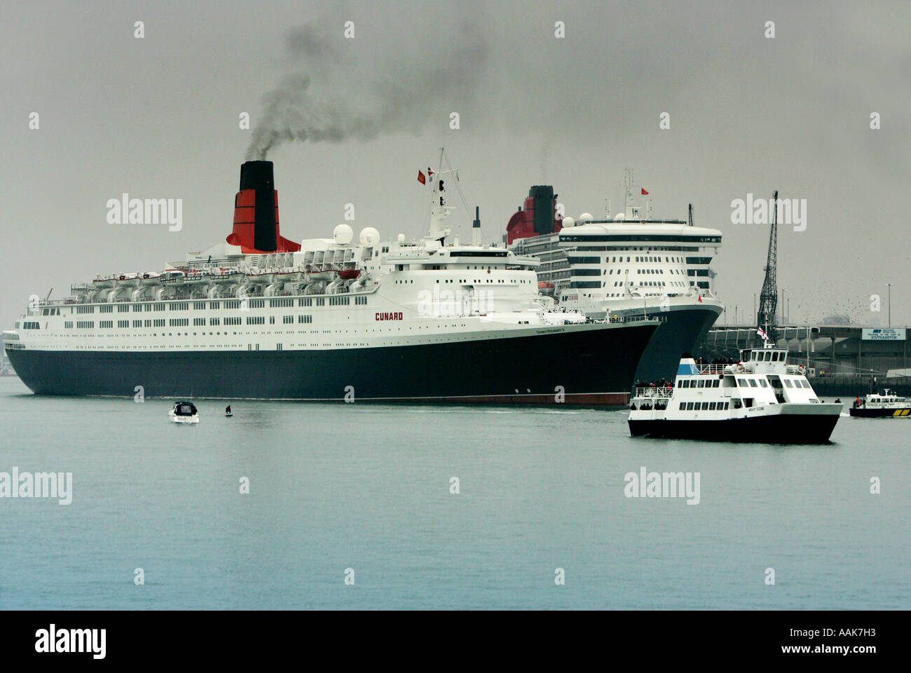 Qe2 übergibt qm2 an den Southampton Docks Stockfoto