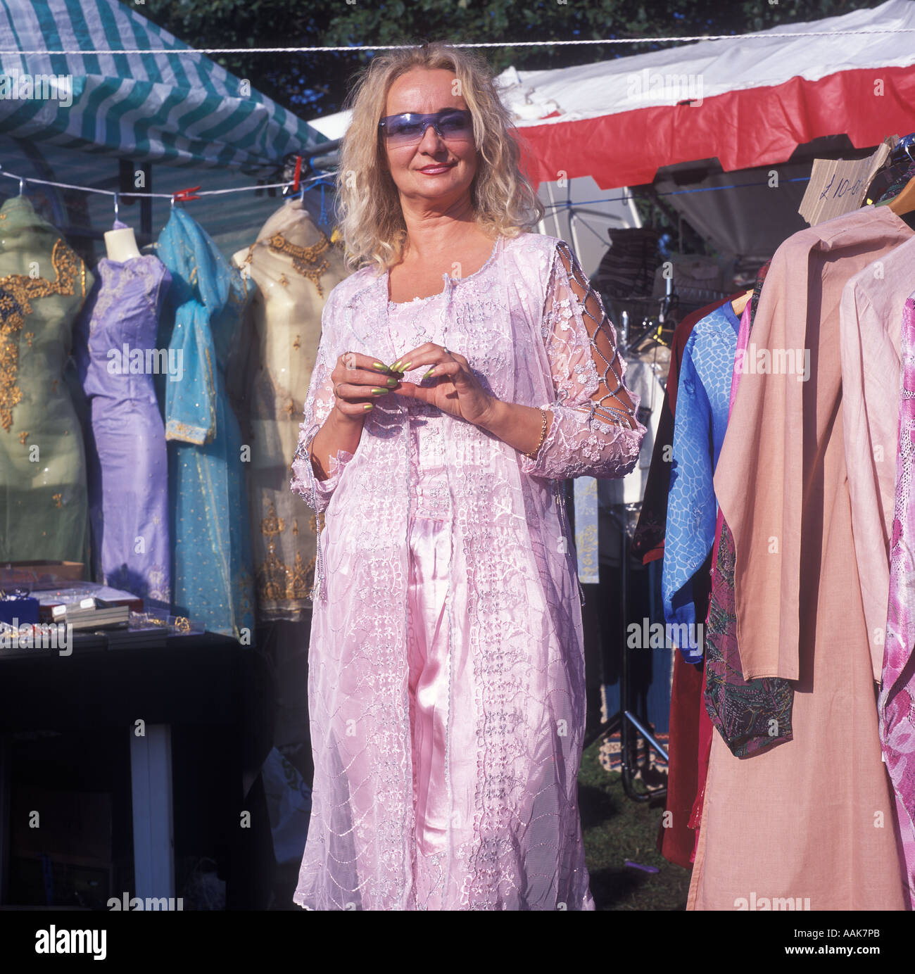 Eine englische Frau trägt ein rosa Salwar-Kameez arbeiten bei einem Stall zu verkaufen asiatische Kleidung, Newcastle Mela, Newcastle, UK. Stockfoto