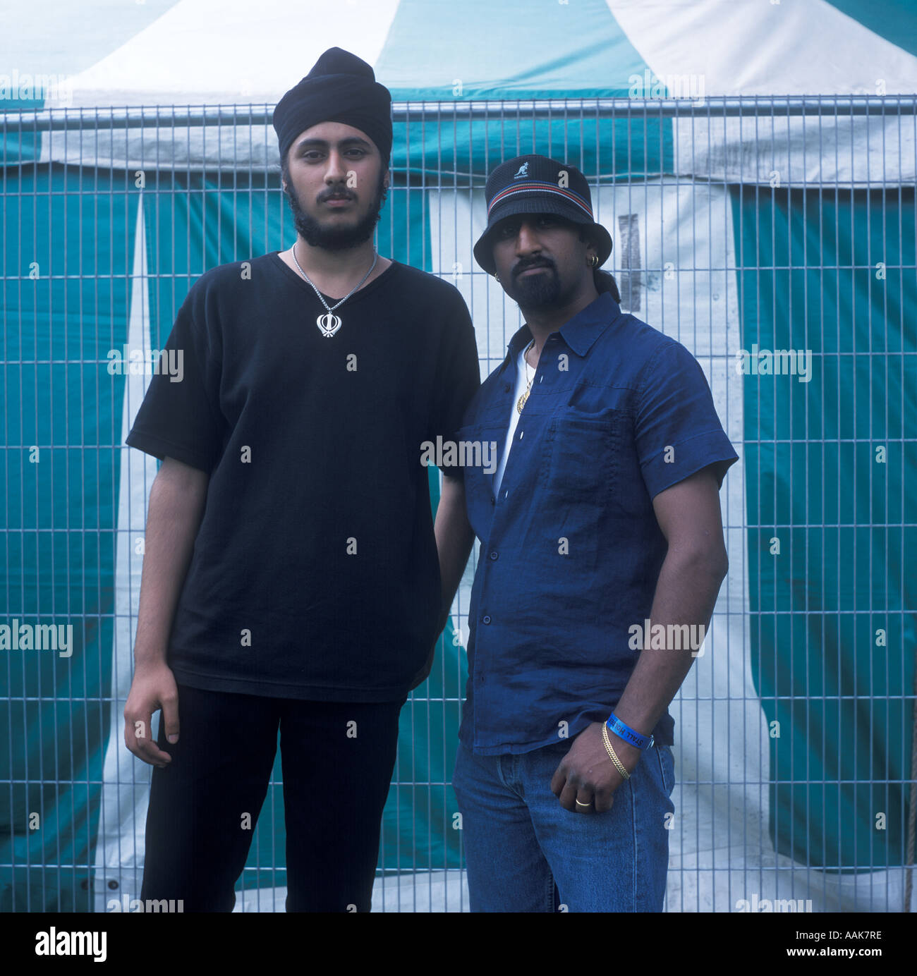 Zwei junge Sikh-Männer bei Luton Mela, UK. Stockfoto