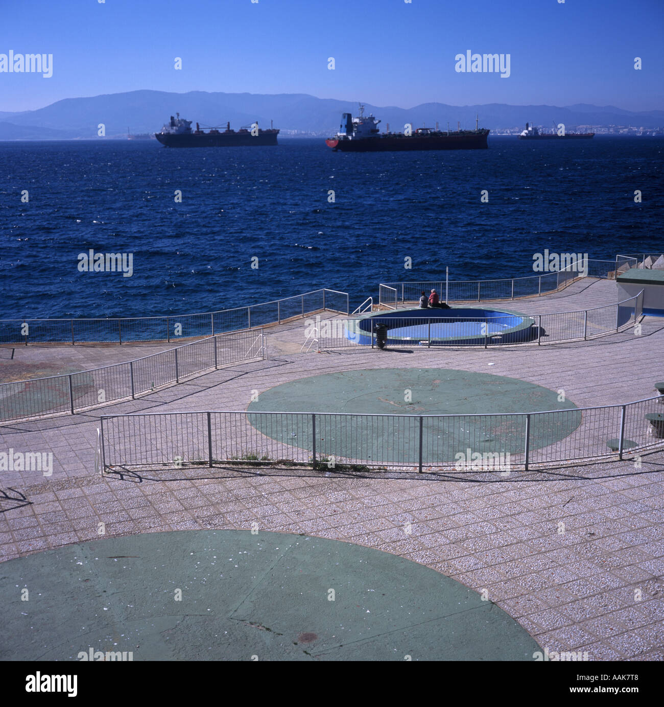 Tanker in der Straße von Gibraltar von einem Freizeitpark in Gibraltar gesehen. 2002. Stockfoto