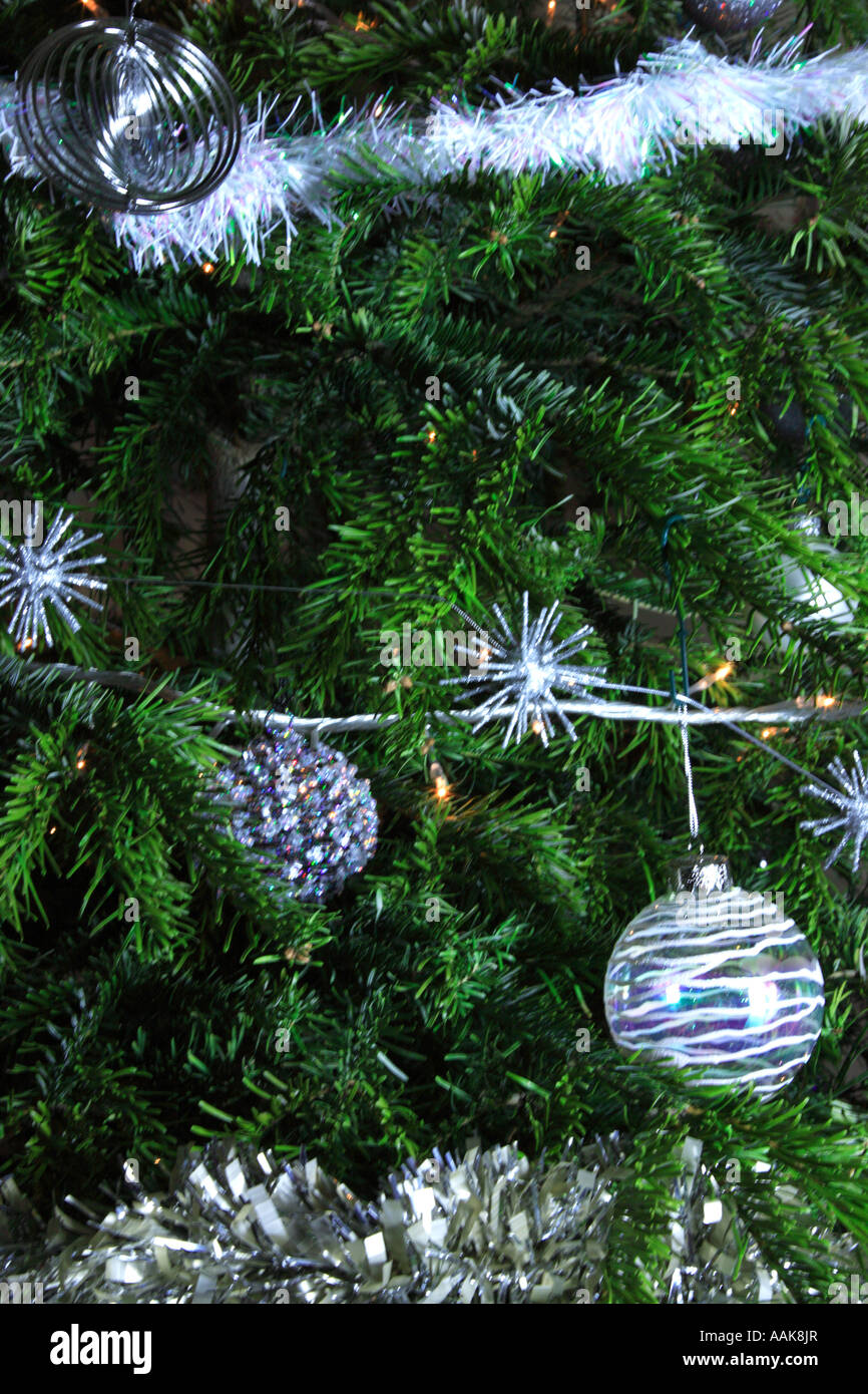 Weihnachtsbaum mit Kugeln und Lametta getrimmt Stockfoto