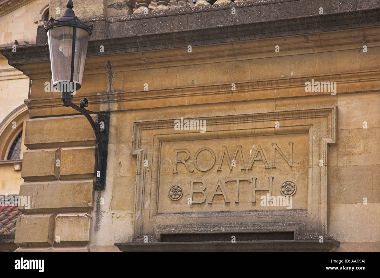 Stein gehauen Zeichen in Wand des Roman Baths in Bath England Stockfoto