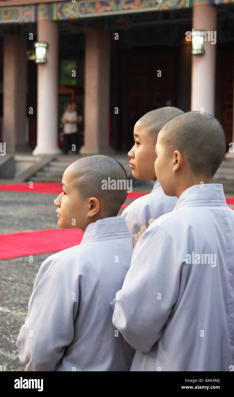 Nonnen, die Lehrer das Ritual beobachten Stockfoto