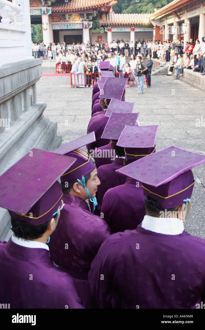 Männer warten auf das Ritual des Lehrer Stockfoto