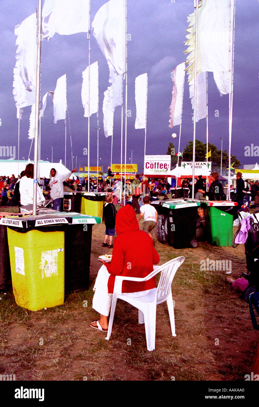 Festival Goer bei Womad Reading Reste als Schwere Regenwolken sammeln Stockfoto