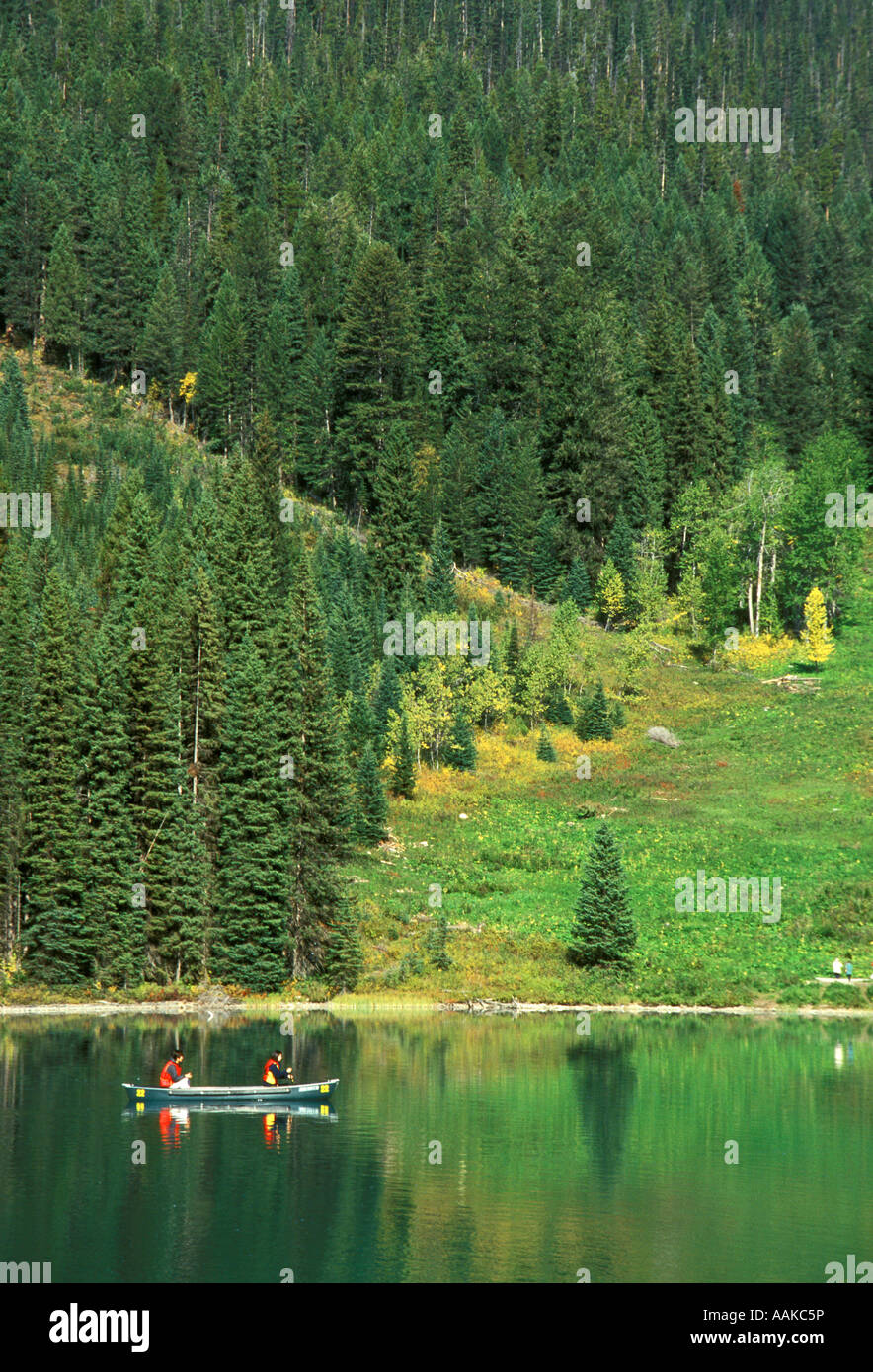 Kanufahren auf Emerald Lake Yoho Nationalpark in British Columbia Kanada Stockfoto