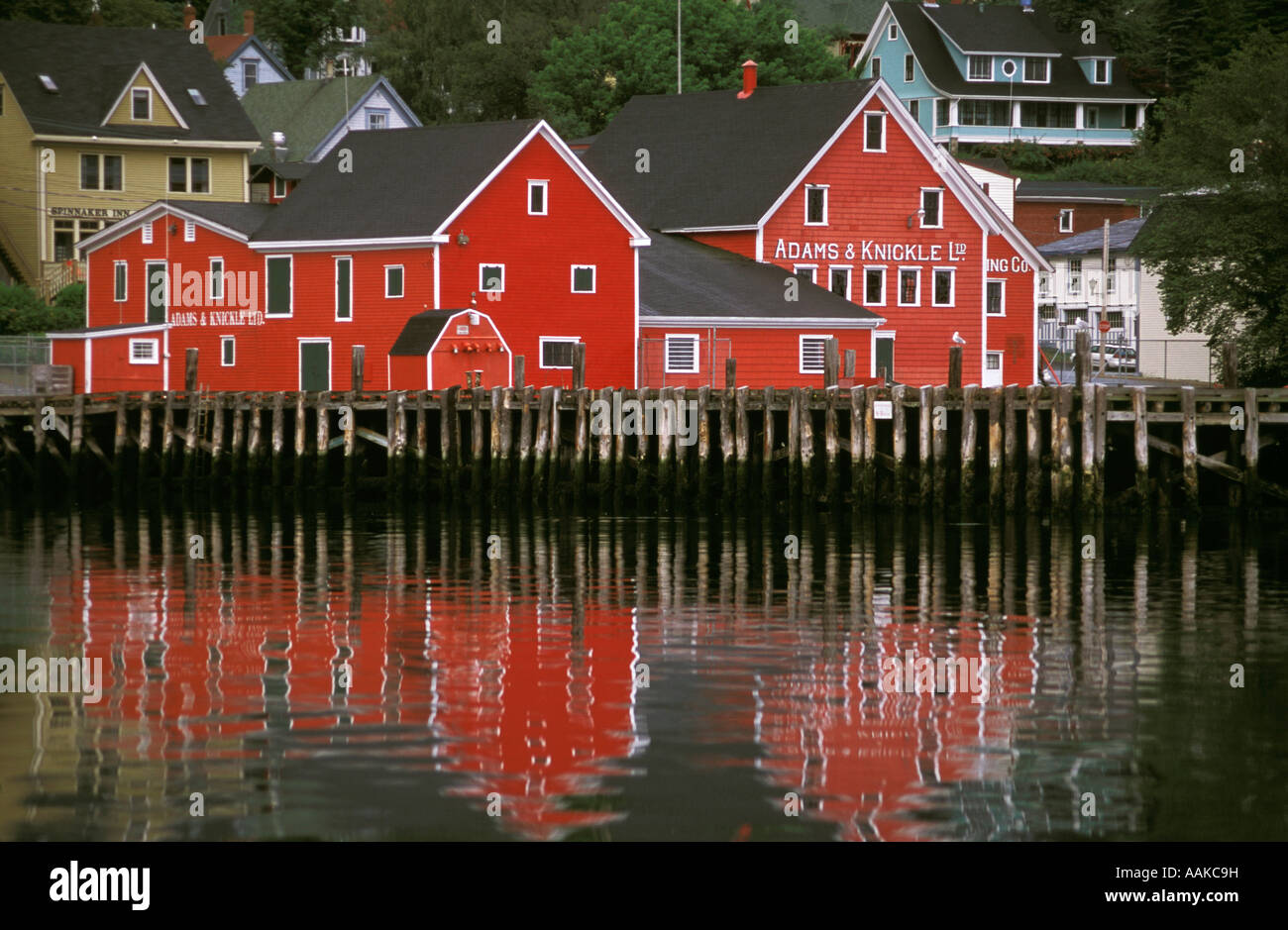 Bunte rote Gebäude und Reflexion im Hafen von Lunenburg Nova Scotia Kanada Stockfoto