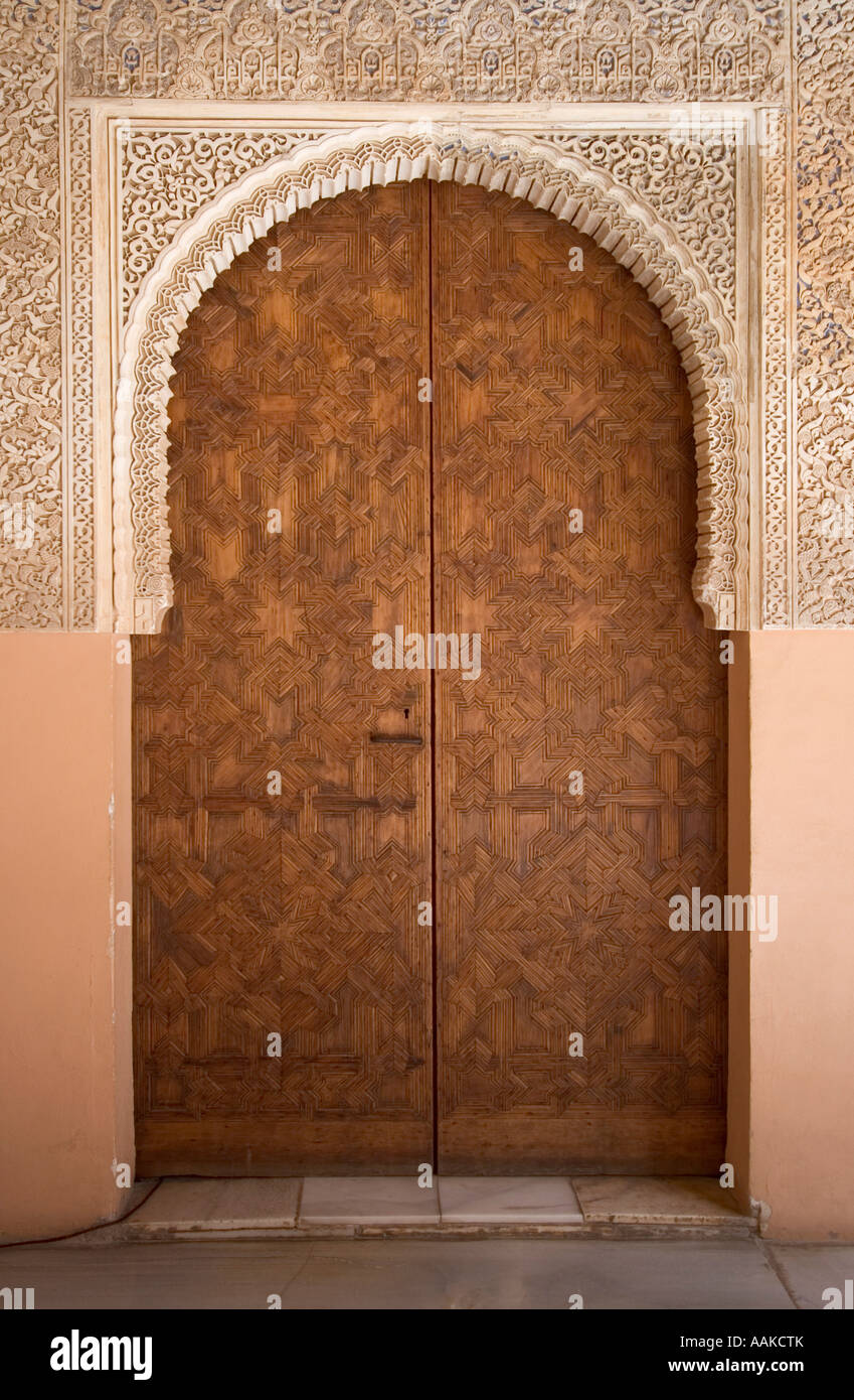 Kunstvoll geschnitzten Tür innen El Palacio Nazaríes La Alhambra Granada Spanien Stockfoto