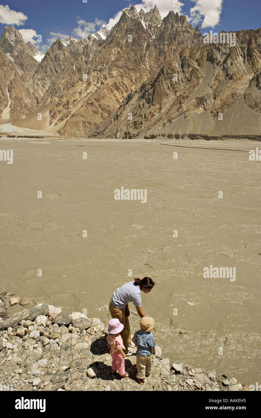 Blick auf die Berge entlang der Karakorum-Highway im Norden Pakistans Kinder Stockfoto