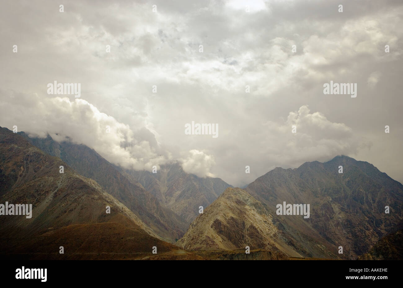 Bergwelt entlang der KKH südlich von Giligit im Norden Pakistans Stockfoto