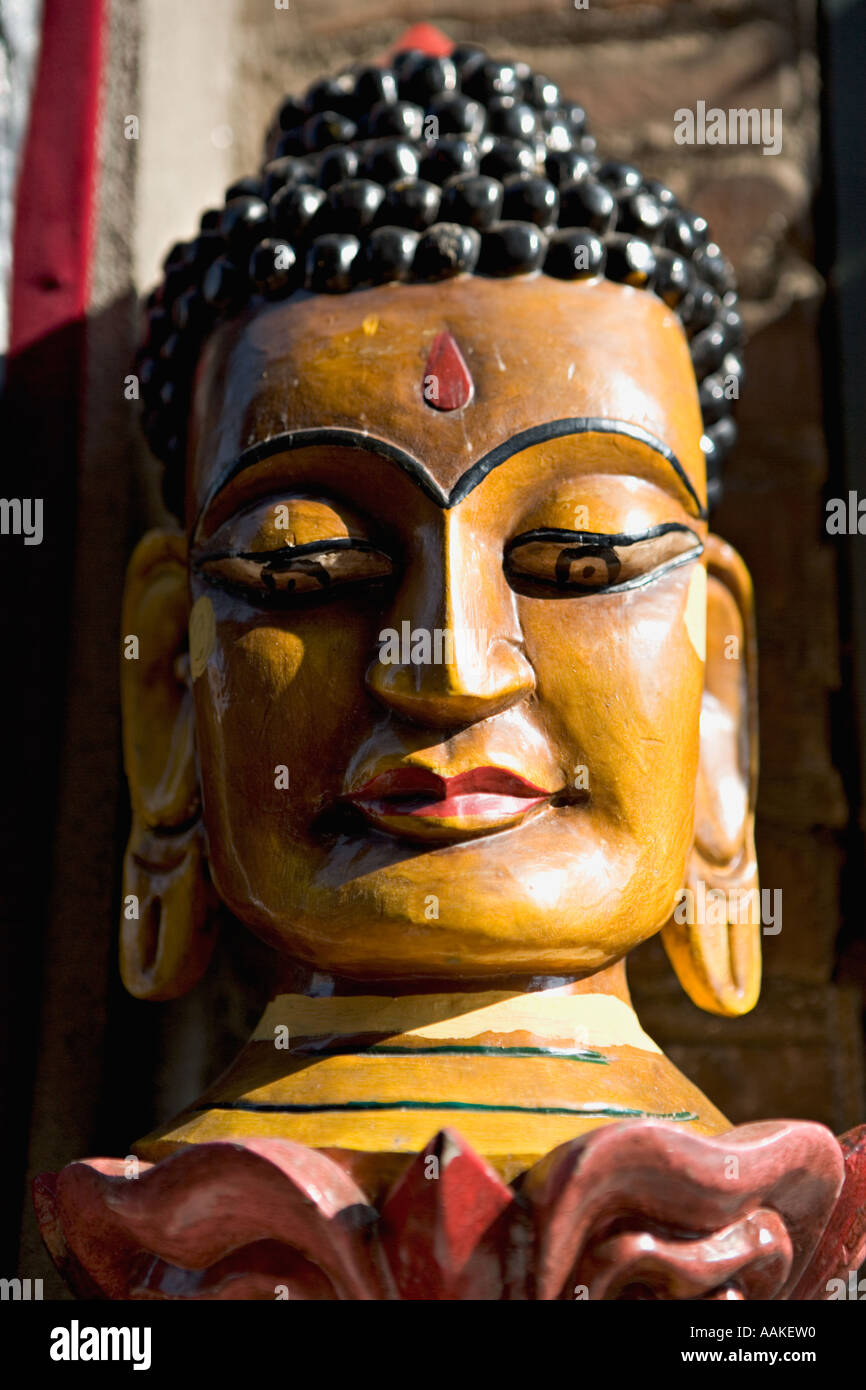 Hölzerne Buddha-Maske zum Verkauf für Touristen gemacht von lokalen Handwerker Bhaktapur-Kathmandu-Tal Nepal Stockfoto