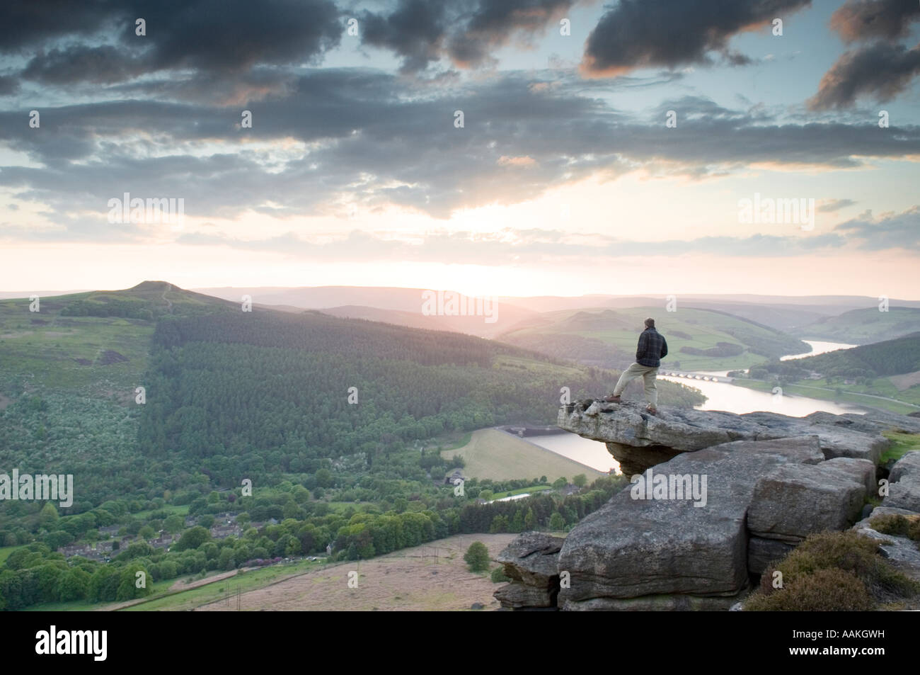 Männliche Walker stand hochkant Bamford Ladybower Vorratsbehälter bei Sonnenuntergang in Derbyshire "Great Britain" anzeigen Stockfoto