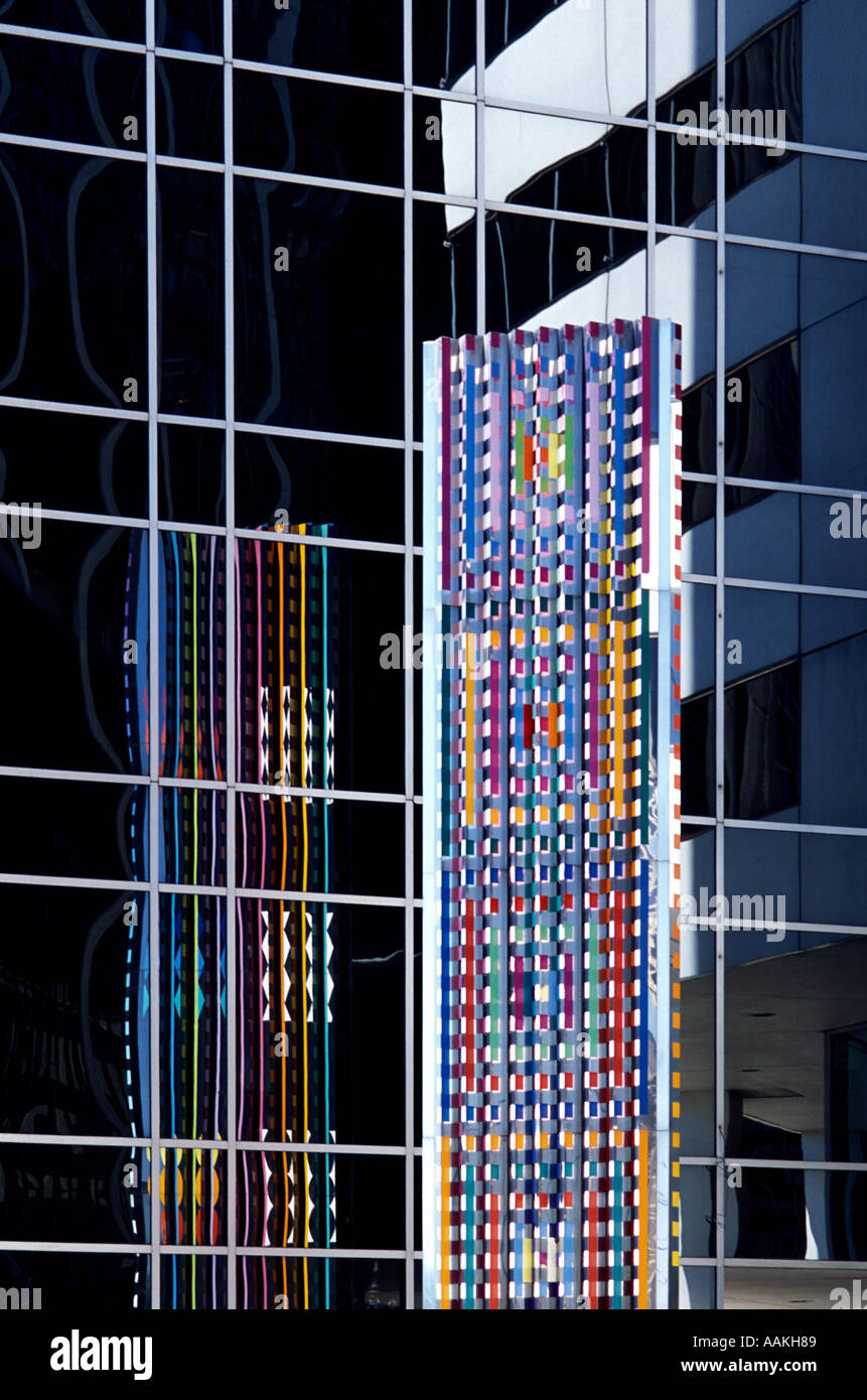 Regenbogen-Skulptur vor Smurfit Stone Building Chicago Illinois USA Stockfoto