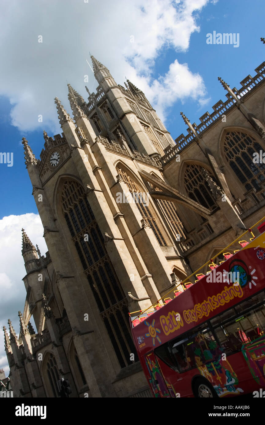 Sightseeing Tour-Bus in der Abtei in Bath England Stockfoto