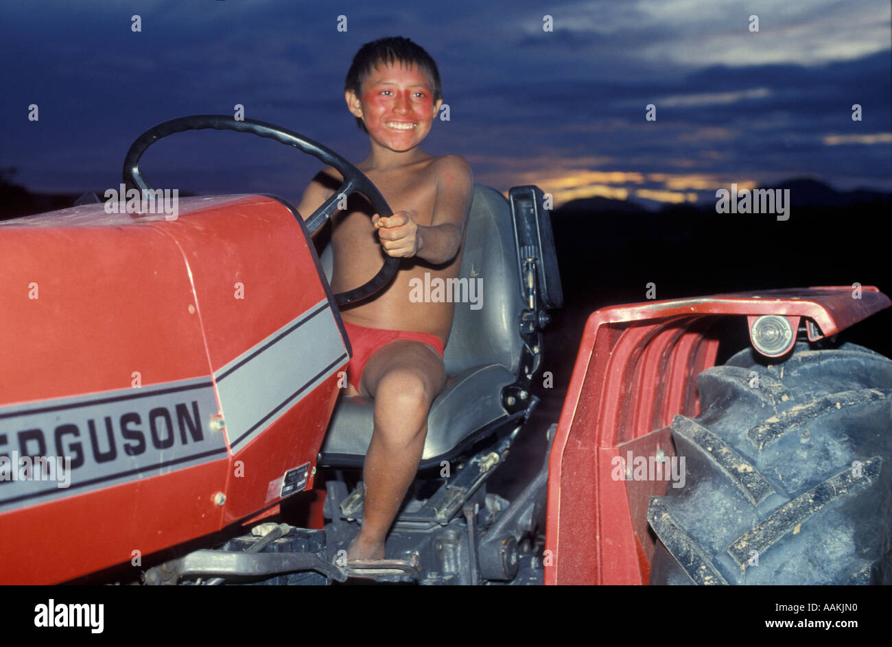 Yanomami-Kind spielt mit brasilianische Armee Traktor, Surucucus, Roraima, Amazonas, Brasilien. Stockfoto
