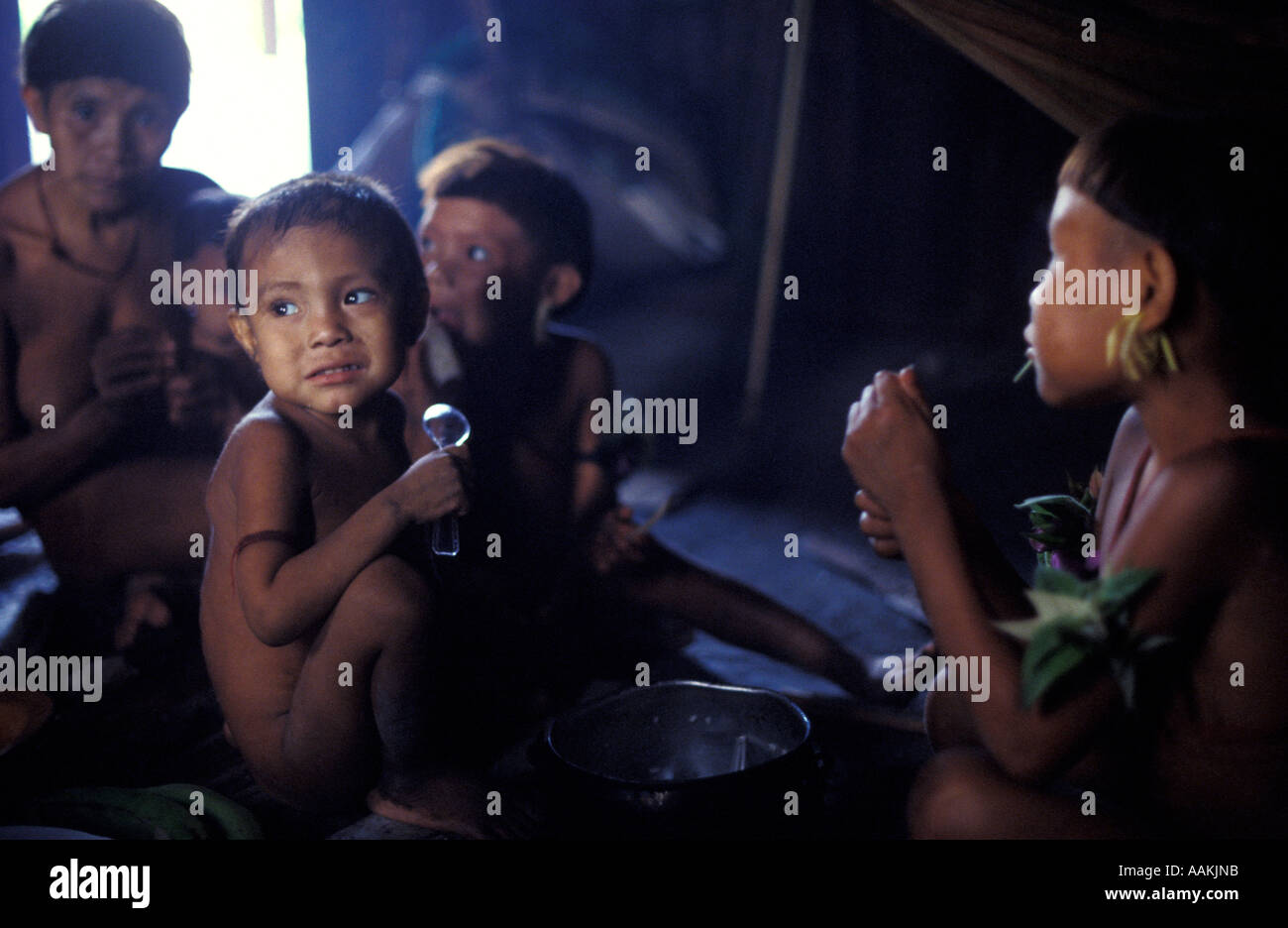 Yanomami indigener Völker, Familie genießen Sie essen. Surucucus, Roraima, Amazonas, Brasilien Stockfoto